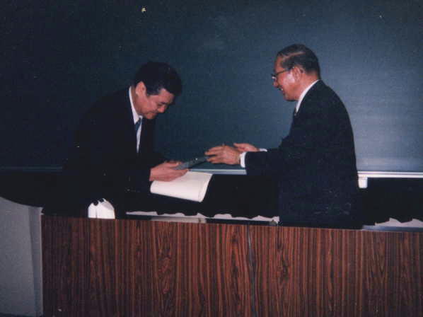 1998年度総会で表彰される増田萬孝会員
